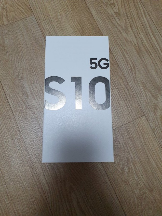 Mở hộp chiếc Galaxy S10 5G đầu tiên, màn hình 6,7 inch siêu lớn, 6 camera và củ sạc USB-C 25W - Ảnh 1.