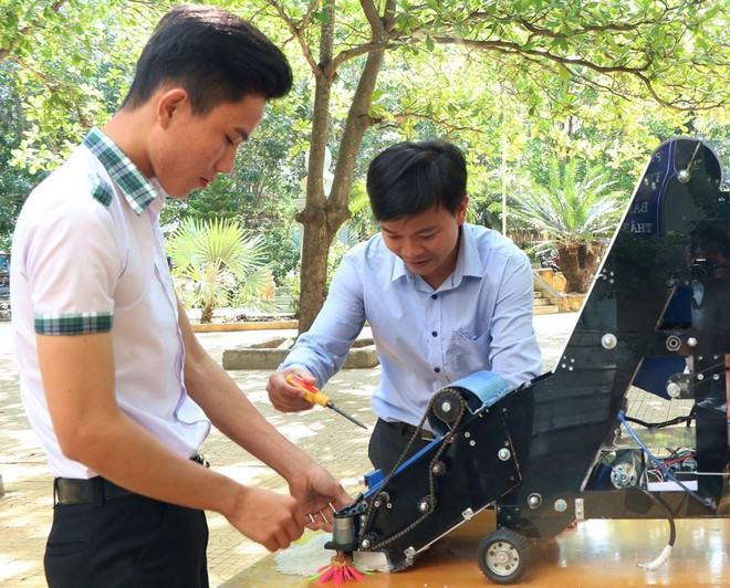 Hai học sinh cấp 3 chế tạo thành công máy thu gom nông sản tự động - Ảnh 2.