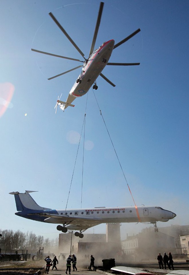 Khám phá trực thăng khổng lồ Mi-26 của Nga: Đã từng chở hóa thạch voi ma mút và máy bay chở khách cỡ nhỏ - Ảnh 2.