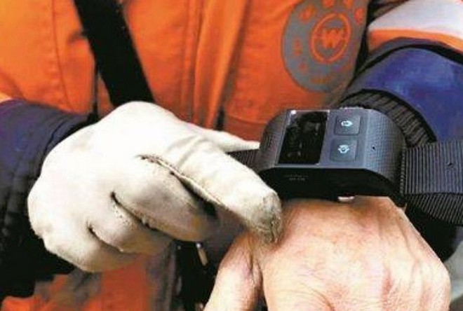 Hết đánh giá công dân, theo dõi tù nhân, giờ đây Trung Quốc còn giám sát cả công nhân vệ sinh bằng vòng đeo GPS - Ảnh 1.