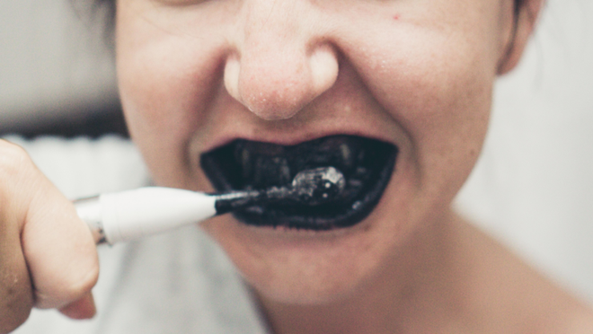Tạp chí nha khoa Anh Quốc: Kem đánh răng chứa than hoạt tính không làm trắng răng, thậm chí có hại - Ảnh 1.