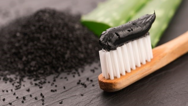 Tạp chí nha khoa Anh Quốc: Kem đánh răng chứa than hoạt tính không làm trắng răng, thậm chí có hại - Ảnh 3.