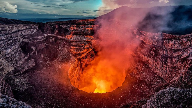 Du khách rơi vào miệng núi lửa đang hoạt động ở Hawaii mà vẫn sống sót trở về - Ảnh 1.