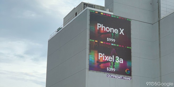 Dìm hàng Apple, Google treo biển quảng cáo so sánh iPhone X và Pixel 3a ngay cạnh Apple Store - Ảnh 1.