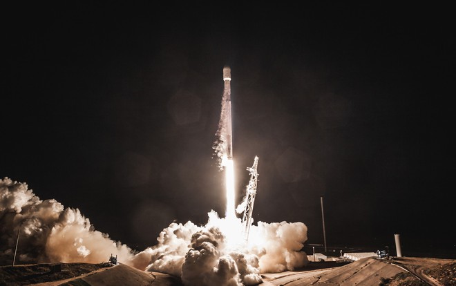 60 vệ tinh đầu tiên trong kế hoạch phủ sóng internet toàn cầu của SpaceX vừa được Elon Musk đăng tải - Ảnh 2.