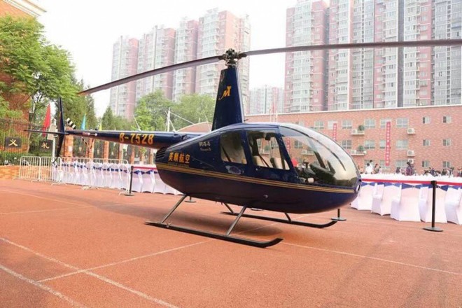 Ông bố Trung Quốc bị internet chê khoe của vì đáp trực thăng xuống trường học đón con gái - Ảnh 1.