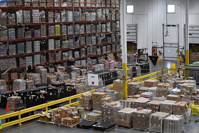 Amazon triển khai máy đóng hàng: nhanh gấp 5 người, 2 máy thay được 24 nhân sự, hoàn vốn sau 2 năm, giá 1 triệu đô/máy - Ảnh 3.