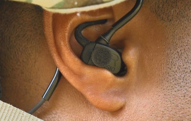 Tai nghe thông minh giúp binh sĩ bảo vệ thính giác nhưng vẫn có thể nghe được tiếng đồng đội và xác định vị trí kẻ thù - Ảnh 2.