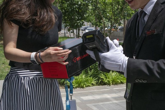Khám phá dịch vụ mua hàng xa xỉ qua mạng tại Trung Quốc: Shipper đi Mẹc, mặc suit, đeo găng trắng, giao hàng giống như tiến hành một nghi lễ - Ảnh 3.