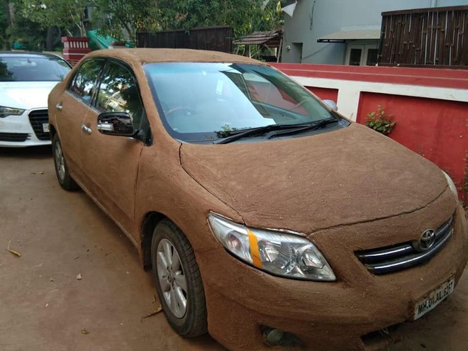 Ấn Độ: Bắt quả tang xe hơi được bọc kín bằng phân bò cho nó mát - Ảnh 2.
