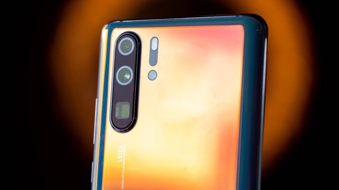 Nhìn lại những hình ảnh mổ bụng P30 Pro để thấy Huawei sử dụng công nghệ Mỹ nhiều như thế nào - Ảnh 1.