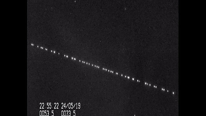 Đẹp khó tin: Video ghi lại 60 vệ tinh Starlink nối đuôi nhau trên bầu trời - Ảnh 1.