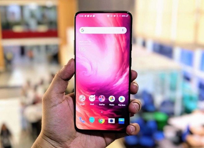 OnePlus tung quảng cáo mới khoe OnePlus 7 Pro có màn hình đẹp không tì vết, chẳng khó chịu như iPhone hay Galaxy - Ảnh 1.