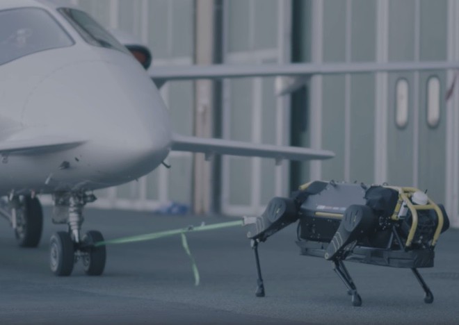 Sợ dần đi là vừa: Chó robot HyQReal của Ý đã tự mình kéo được máy bay nặng 3,3 tấn - Ảnh 4.