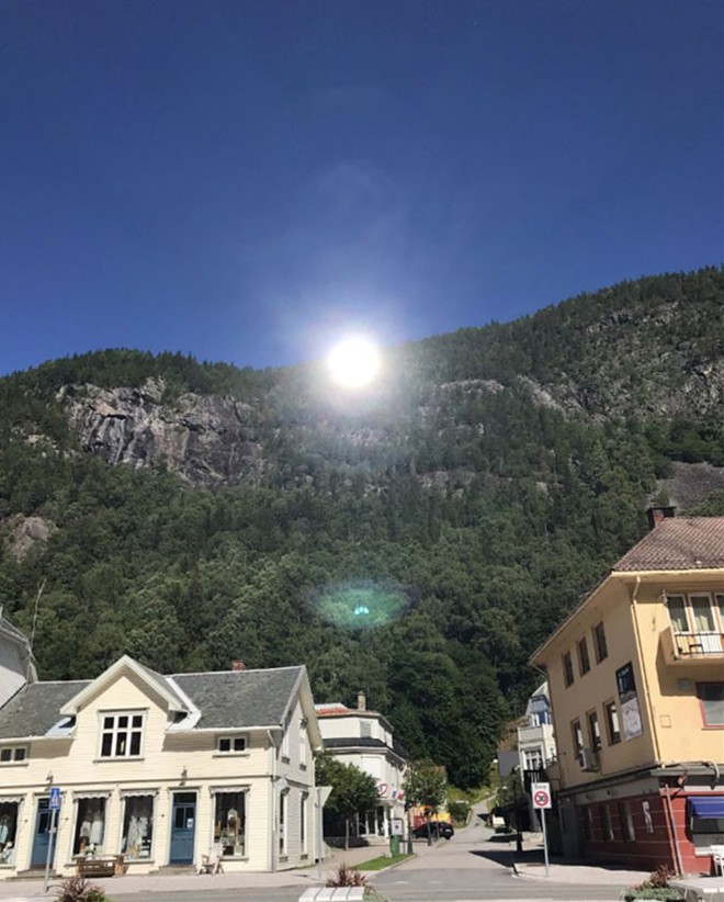 5 tháng trong năm tối như hũ nút, thị trấn Na Uy chi 13 tỷ lắp gương trên núi để phản chiếu ánh mặt trời - Ảnh 6.