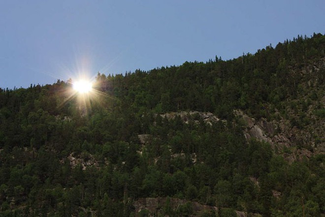 5 tháng trong năm tối như hũ nút, thị trấn Na Uy chi 13 tỷ lắp gương trên núi để phản chiếu ánh mặt trời - Ảnh 7.