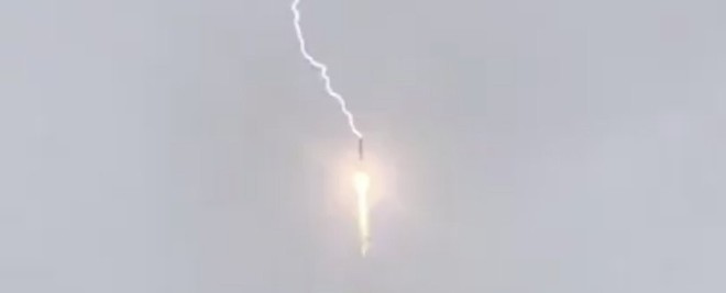 Tên lửa Nga bị sét đánh khi vừa phóng lên trời, vẫn bay bình thường như không có chuyện gì xảy ra - Ảnh 1.