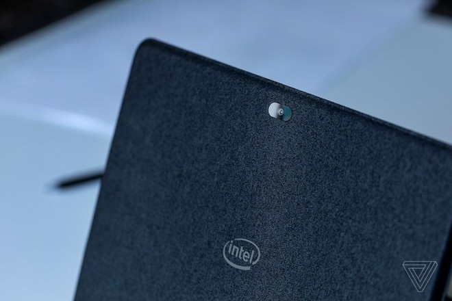 Twin River: Nguyên mẫu chiếc laptop 2 màn hình với vỏ ngoài bằng vải của Intel - Ảnh 3.