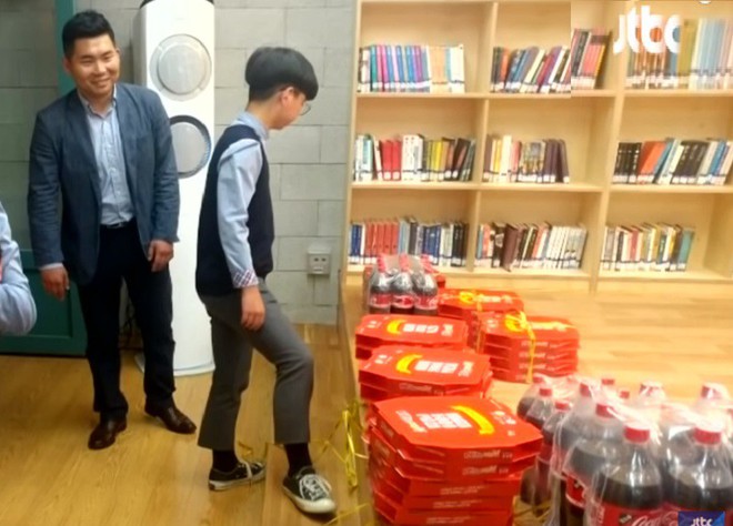 Học sinh Hàn Quốc được tặng 125 hộp pizza vì nhặt được ví Gucci đem trả người mất - Ảnh 3.