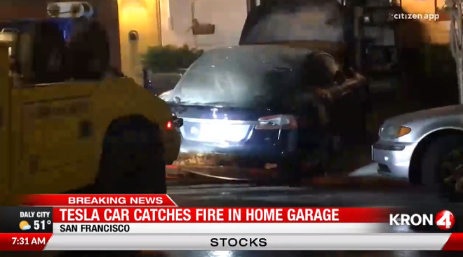 Một chiếc Tesla Model S bỗng dưng bốc cháy trong nhà xe ở San Francisco - Ảnh 1.