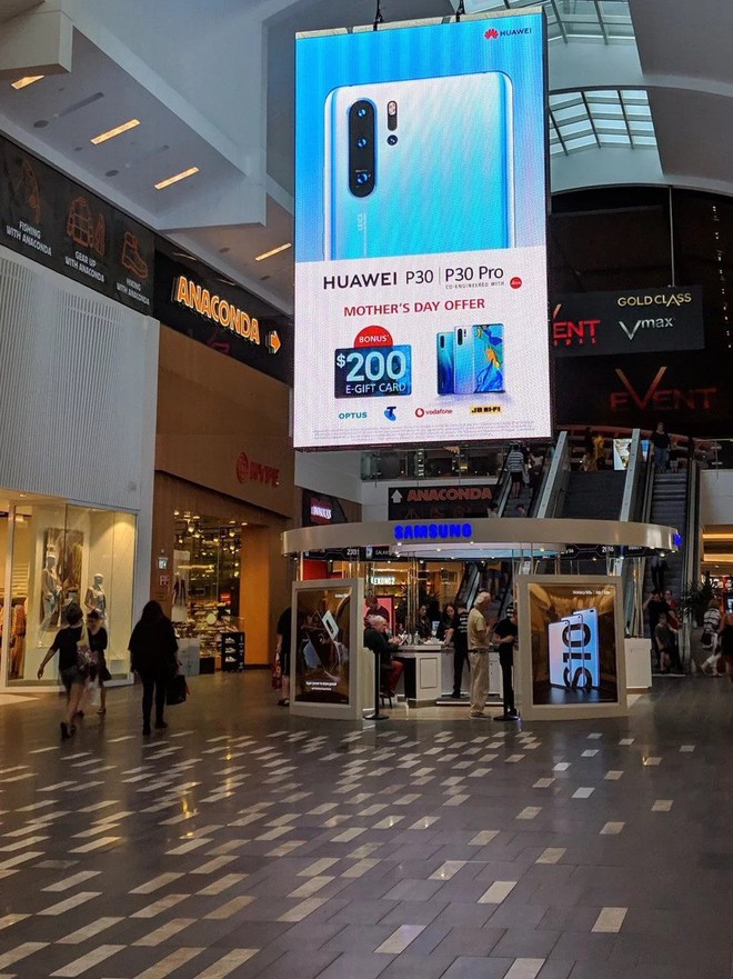 Huawei đặt biển quảng cáo P30 Pro ngay trên nóc cửa hàng Samsung tại Úc - Ảnh 1.