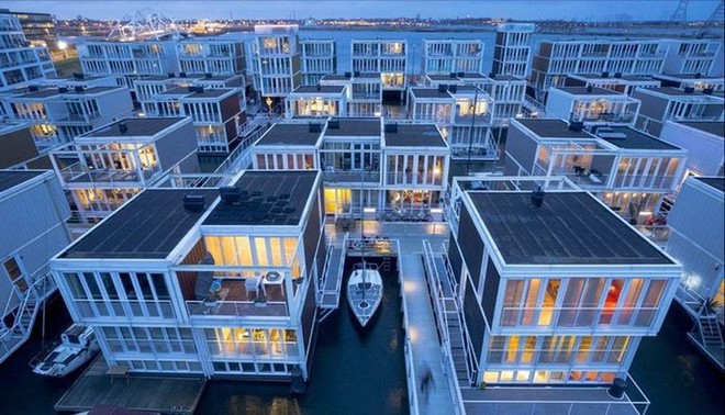 Chiêm ngưỡng cả trăm ngôi nhà được xây nổi trên mặt nước: Quần thể kiến trúc đáng tự hào của Amsterdam - Ảnh 2.