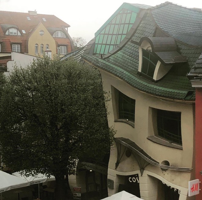 Đây là Krzywy Domek - Toà nhà tại Ba Lan có thiết kế xiêu vẹo, nhìn vào như đang bị ảo giác - Ảnh 4.