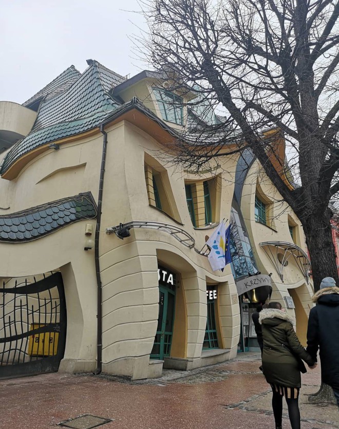 Đây là Krzywy Domek - Toà nhà tại Ba Lan có thiết kế xiêu vẹo, nhìn vào như đang bị ảo giác - Ảnh 5.