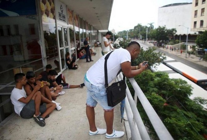 Cuba sắp hợp pháp hóa hoạt động lắp đặt Wi-Fi cho người dân và nhập khẩu thêm router để mở rộng Internet công cộng - Ảnh 2.