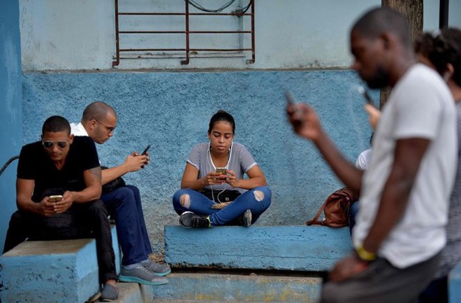 Cuba sắp hợp pháp hóa hoạt động lắp đặt Wi-Fi cho người dân và nhập khẩu thêm router để mở rộng Internet công cộng - Ảnh 1.