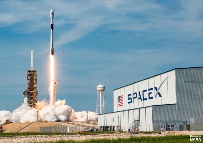 SpaceX kiện chính phủ Mỹ vì bị gạt khỏi bản hợp đồng tên lửa trị giá 2 tỷ USD, đây không phải lần đầu tiên Elon Musk làm vậy - Ảnh 2.