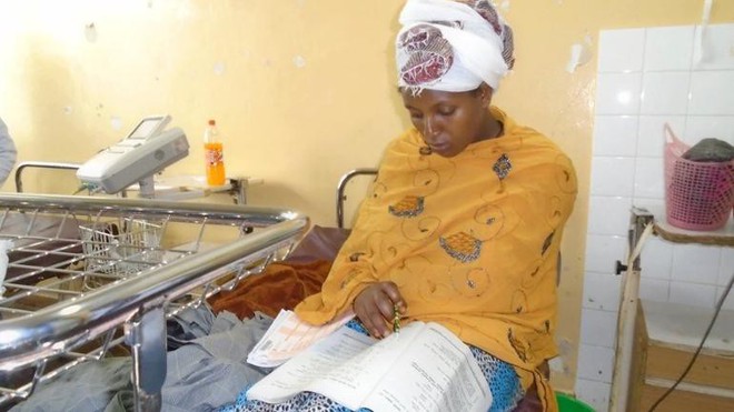 Tấm gương hiếu học: Bà mẹ Ethiopia thi hết cấp II ngay ở bệnh viện sau khi sinh con đúng 30 phút - Ảnh 1.