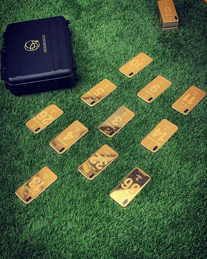 Vô địch C1, 27 cầu thủ Liverpool cùng HLV Jurgen Klopp được tặng mỗi người 1 chiếc iPhone X mạ vàng 24K - Ảnh 2.