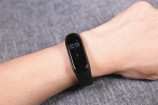 Cận cảnh thiết kế và tính năng của Xiaomi Mi Band 4 - Ảnh 2.