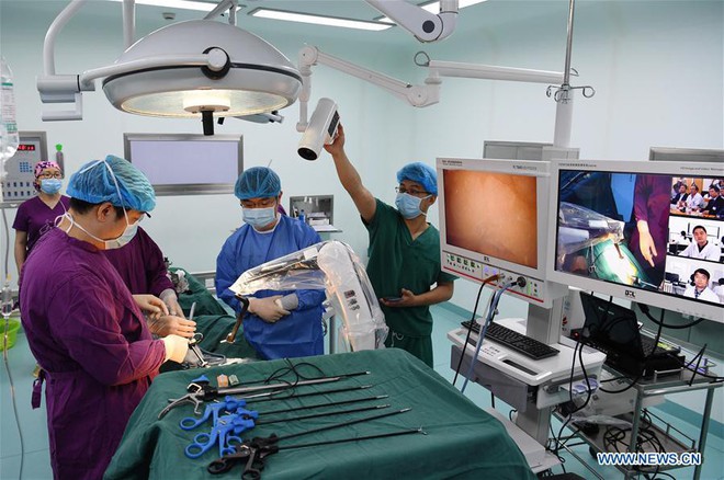 Trung Quốc: Mạng 5G giúp bác sĩ phẫu thuật được cho bệnh nhân cách xa 200 km - Ảnh 1.