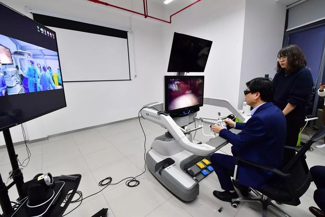 Trung Quốc: Mạng 5G giúp bác sĩ phẫu thuật được cho bệnh nhân cách xa 200 km - Ảnh 2.