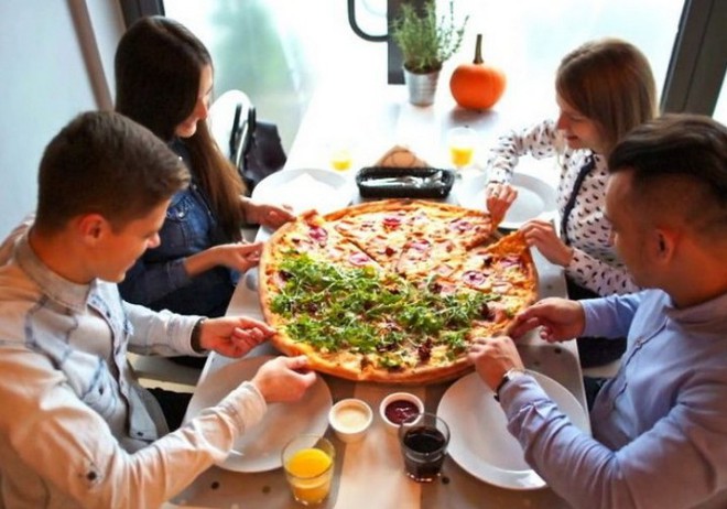 Một cửa hàng sẵn sàng miễn phí pizza cỡ lớn cho thực khách nếu họ tránh xa smartphone trong lúc ăn - Ảnh 1.