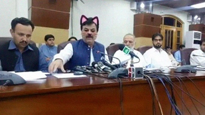 Pakistan: Live-stream họp báo chính phủ nhưng quên tắt filter mèo hồng cute - Ảnh 2.