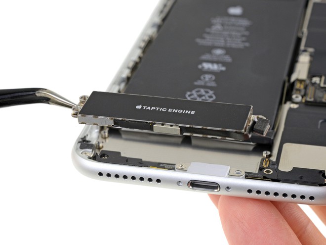 iPhone rơi vỡ tan tành đến nỗi mất hẳn một góc nhưng vẫn chạy bình thường - Ảnh 3.