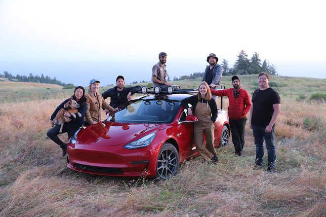 YouTuber thừa tiền cưa đôi Tesla Model 3 thành xe bán tải - Ảnh 1.