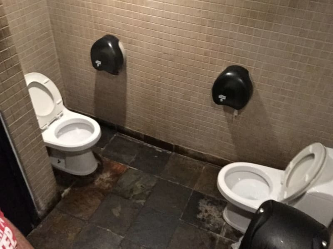 Thiết kế siêu thảm họa của 11 WC này khiến bạn tự nhủ thà nhịn còn hơn - Ảnh 7.