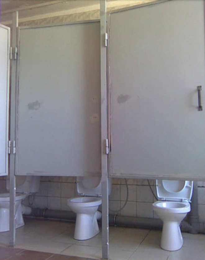 Thiết kế siêu thảm họa của 11 WC này khiến bạn tự nhủ thà nhịn còn hơn - Ảnh 10.