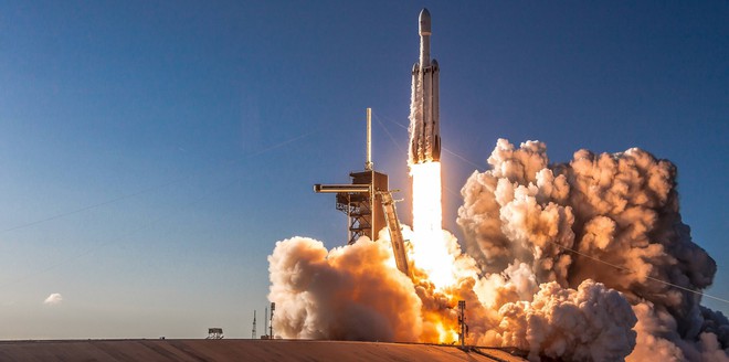 SpaceX phóng thành công tên lửa Falcon Heavy thứ 3, nhưng vẫn thất bại khi thu hồi lõi trung tâm - Ảnh 1.