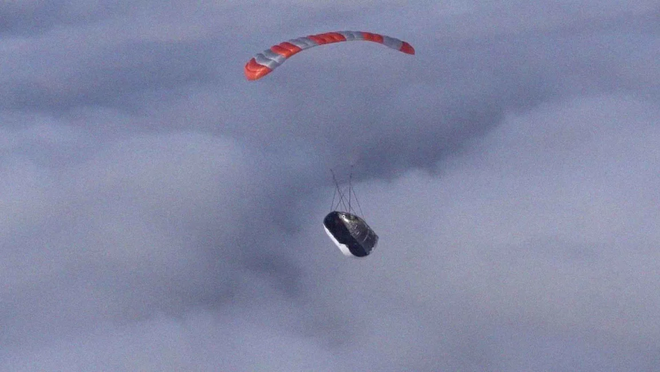 Mất một năm rưỡi cố gắng, SpaceX cũng bắt thành công mũi tàu vũ trụ bằng tấm lưới lênh đênh giữa biển - Ảnh 1.