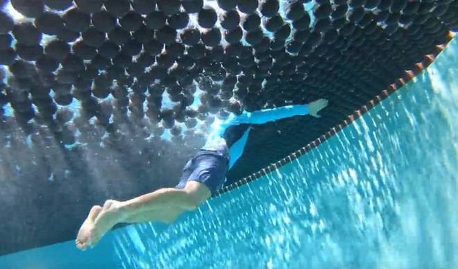 Ngụp lặn trong bể bơi toàn bóng nhựa liệu có phải điều dễ dàng? - Ảnh 6.