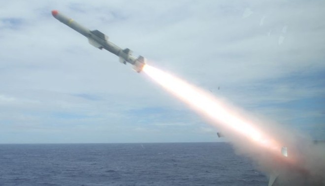 [Video] Cận cảnh hành trình tên lửa phóng ra từ bệ phóng, di chuyển và bắn trúng mục tiêu - Ảnh 1.