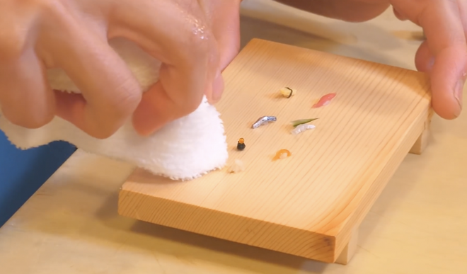 Sushi tí hon của đầu bếp Nhật: Tỷ lệ 1:300, dùng nguyên hạt cơm thì to quá phải chẻ làm 3 mới vừa - Ảnh 5.