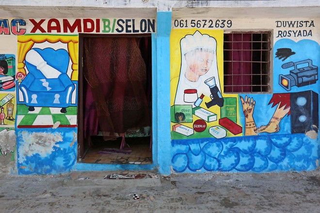 Tỷ lệ mù chữ quá cao, biển quảng cáo ở Somali chủ yếu là hình vẽ không cần đọc nhìn là hiểu - Ảnh 1.