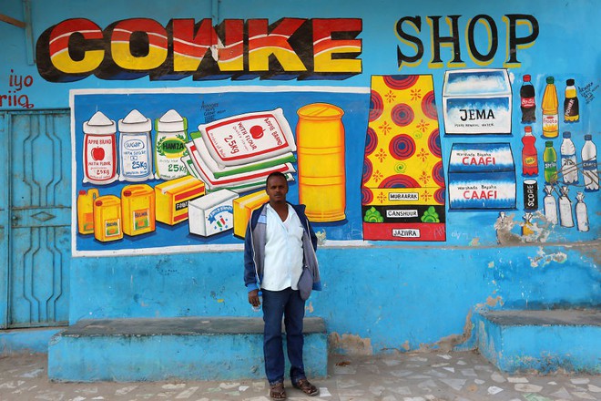 Tỷ lệ mù chữ quá cao, biển quảng cáo ở Somali chủ yếu là hình vẽ không cần đọc nhìn là hiểu - Ảnh 5.