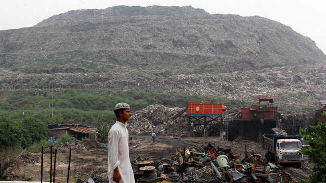 Bãi rác cao như núi, rộng bằng 40 sân bóng khiến giới chức Ấn Độ lo ngại nguy cơ xảy ra tai nạn máy bay - Ảnh 1.